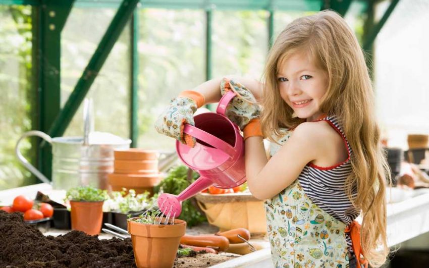 İlkbahar Ayları Bahçe Bakımı 7 girl_gardening-wide
