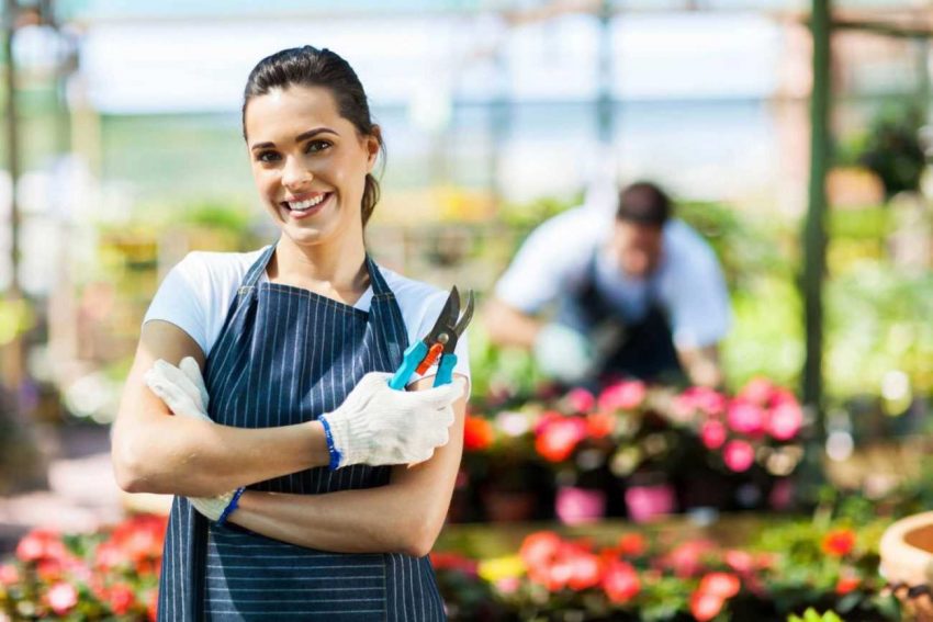 Ekim Ayı Bahçe Bakımı 5 gardening-business-female-gardener