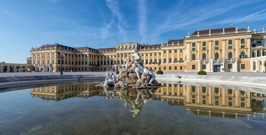 Viyana'nın Gözbebeği: Schönbrunn Sarayı 18 Ehrenhof_Brunnen_West